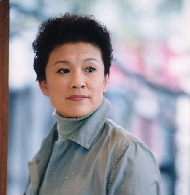61岁的宋春丽和丈夫坚持丁克三十几年，直到2012年一天，好友邓婕到宋春丽家中做