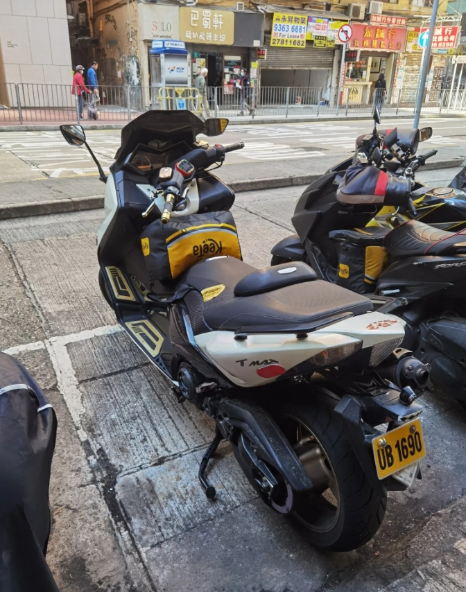 香港已经这么先进了吗？他们用来送卖外卖的摩托车居然是tmax，而且还不是个例。