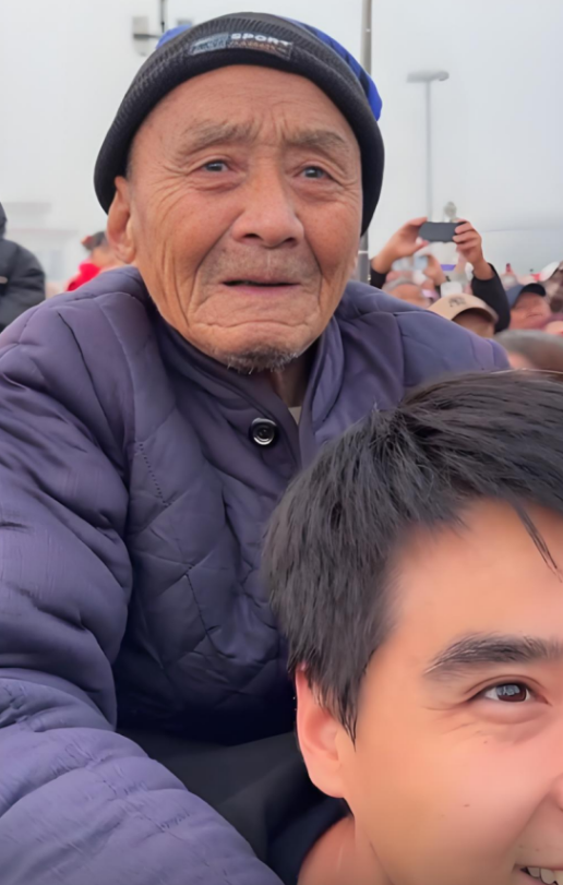看哭了！孙子带101岁爷爷到天安门看升国旗，为了让爷爷不留遗憾，孙子将爷爷背在背
