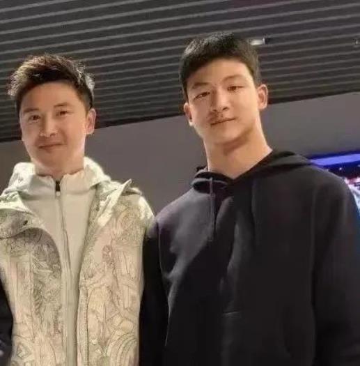 田亮晒与12岁儿子合照。
 
应该是随了爸爸，女儿也有点儿粗，但是还好。儿子是真