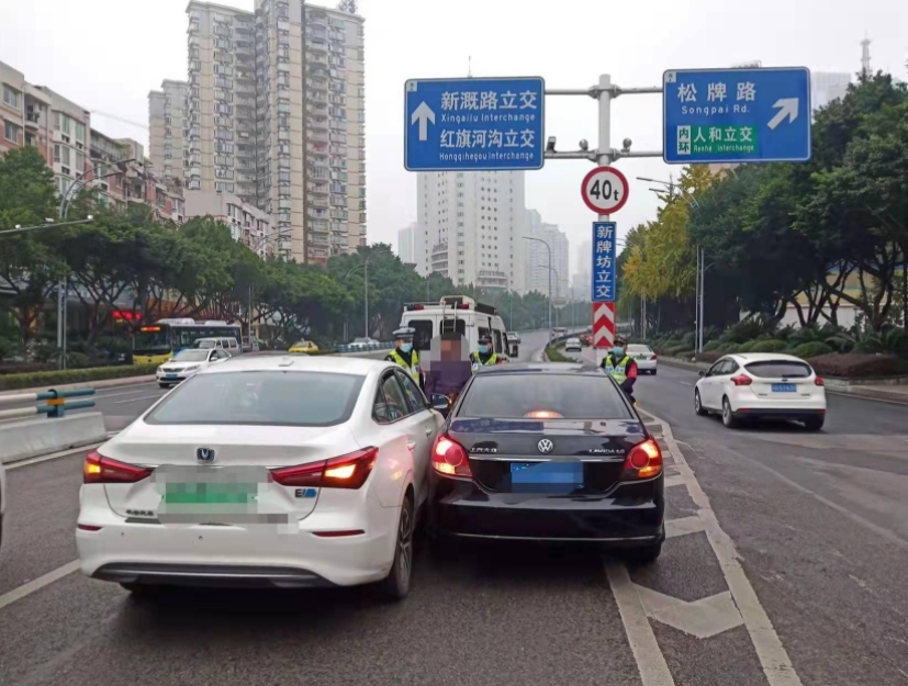 如果因对方变道加塞造成追尾，责任该如何判定？
1.别管是虚线还是实线，只要在碰撞