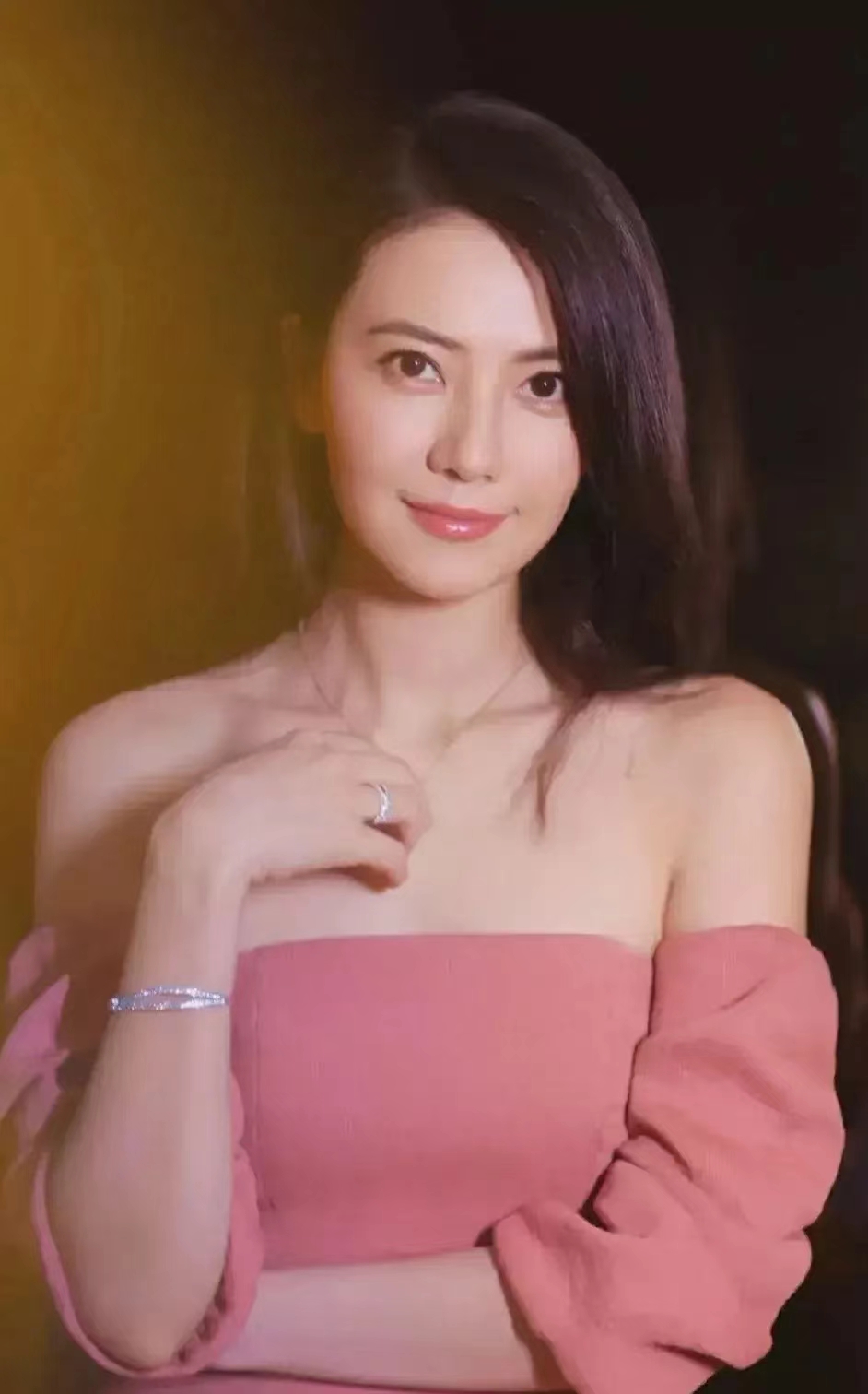 高圆圆一辈子太值了！

1.滕华涛——第一任前男友，中国内地知名男导演。

2.