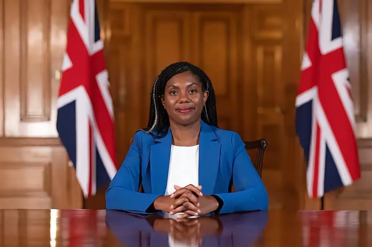 英国保守党新领袖：身份成谜的“异国”之花？
英国保守党这回选了个领导，可真让人搞