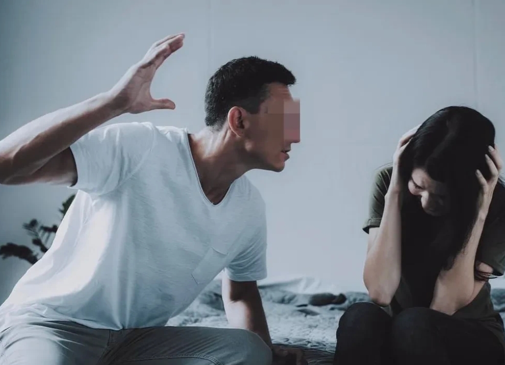 河北保定，男子听到吵架声被惊醒后，看到妹夫拿刀将妹妹捅伤，为了保护妹妹，他拿铁锹