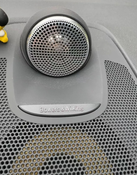 湖南沃尔沃某4S店加装中置音响，是真宝华韦健还是另有隐情？
最近汽车市场的配件真