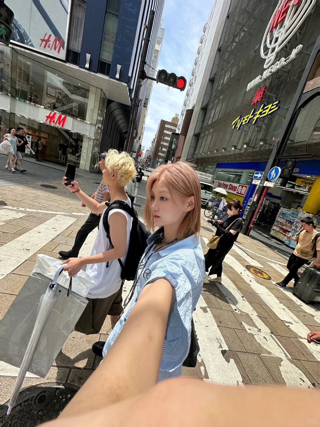 街拍思路打开
我俩就是自己的街拍摄影师！

一个心得:不看镜头用0.5倍后置
街