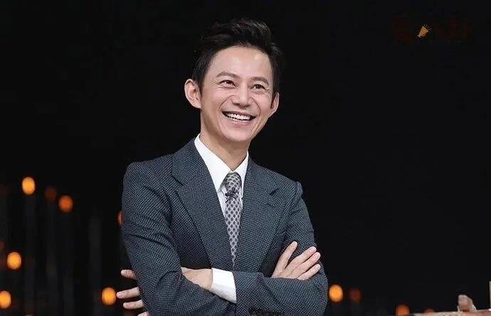 娱乐圈背后，何炅爱情何模样？