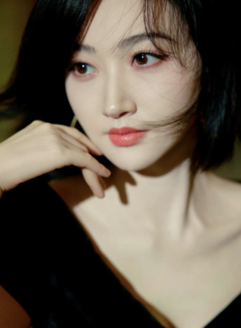 景甜身材线条流畅自然