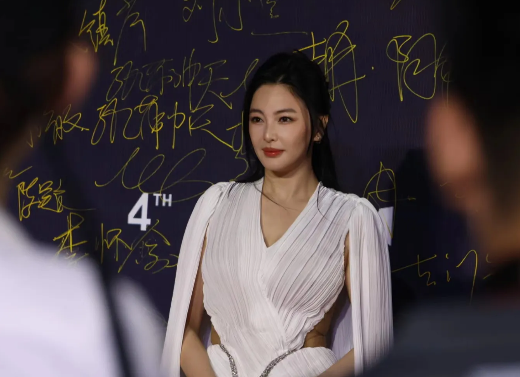 张雨绮的龙凤双胞胎一直被是通过代孕生的，这次她前夫的前妻实名举报她代孕，并发出了