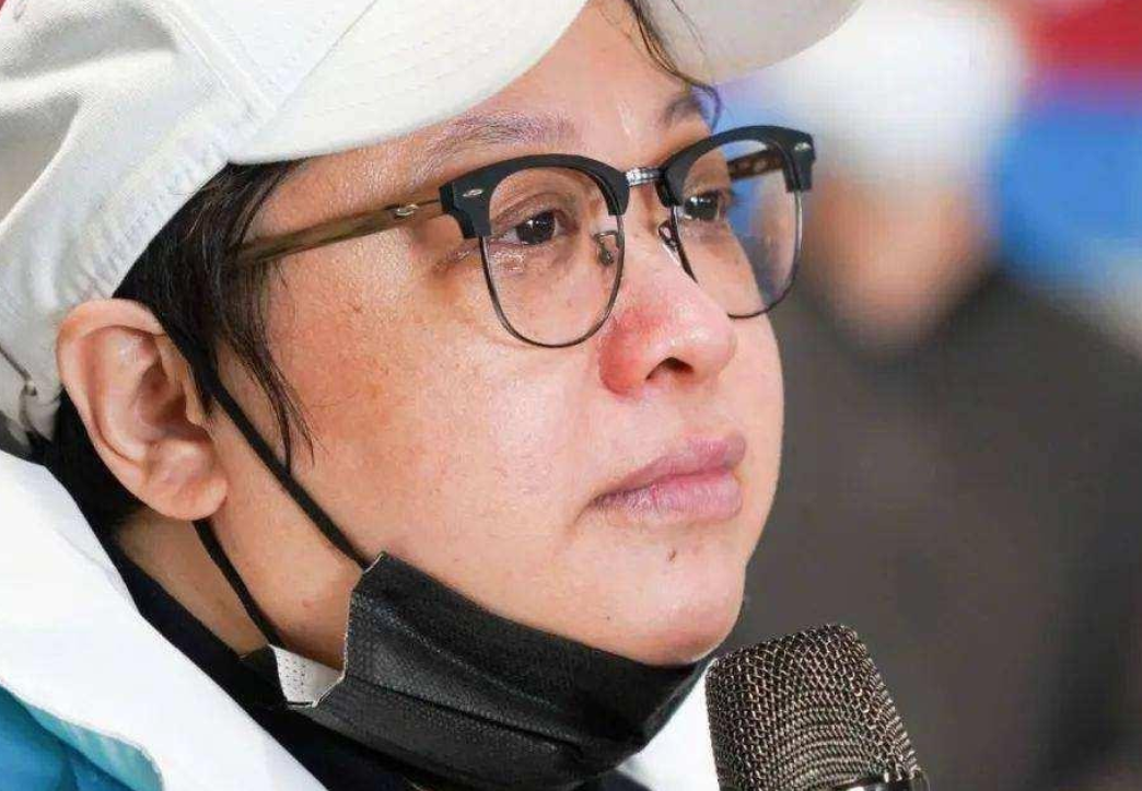 韩红6岁时，父亲不幸去世，9岁时母亲改嫁，继父成天打骂韩红，她一个人坐了3天火车