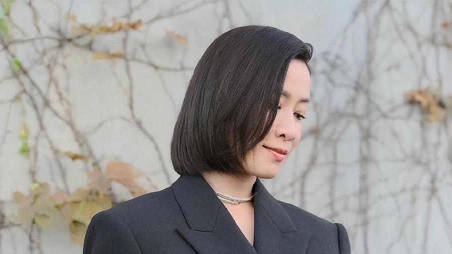 佘诗曼：余生好好走，50岁不怕变老，直言有钱就是最大的安全感！