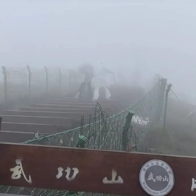 我记得有同样的悲剧，上次是一个女生独身夜游峨眉山遇难，网友都说一个人太危险了。
