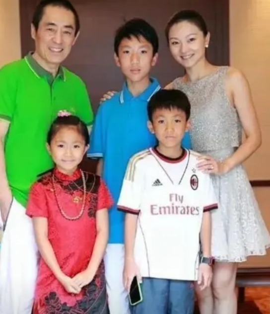 2000年的一天，陈婷和同学在外逛街，突然感觉一阵恶心，她急忙跑去公厕。回来后，