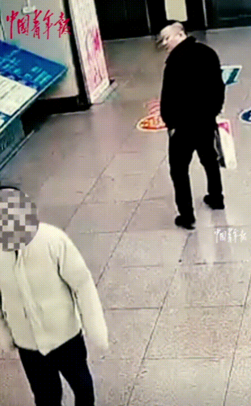甘肃天水，一民警在医院看护住院的家人时，与一位网上追逃嫌疑人偶遇，两人就这样擦肩