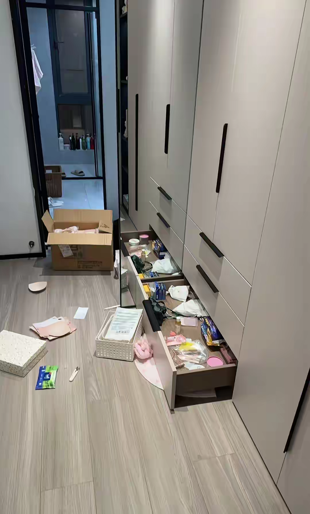 朋友介绍了个保姆阿姨来面试，结果闹得一肚子火。
 
这阿姨一来就问我工资多少，我