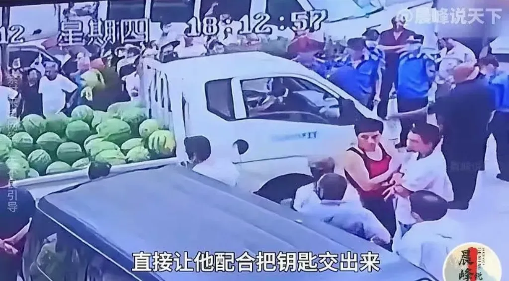 “还有天理吗？”山东青岛，男子是货车司机，他收水果店老板80元运费，给他送来一车