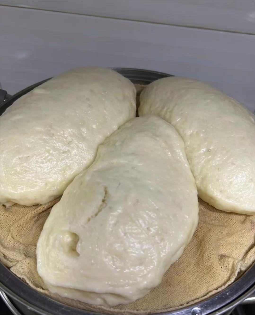 周末带着孩子回婆婆家住了两天，刚好婆婆在家蒸了很多馒头。临走的时候顺便带了点回来