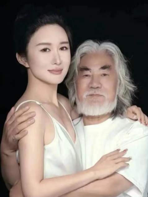 张纪中这老爷子，73岁还能让43岁的娇妻杜星霖爱的死心塌地，到底凭什么？
要说魅