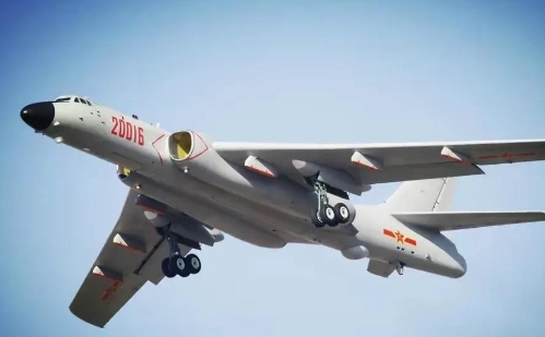 珠海航展今日盛大开幕，轰-6K“战神”携手“鹰击-21”空射弹道导弹闪亮登场，直