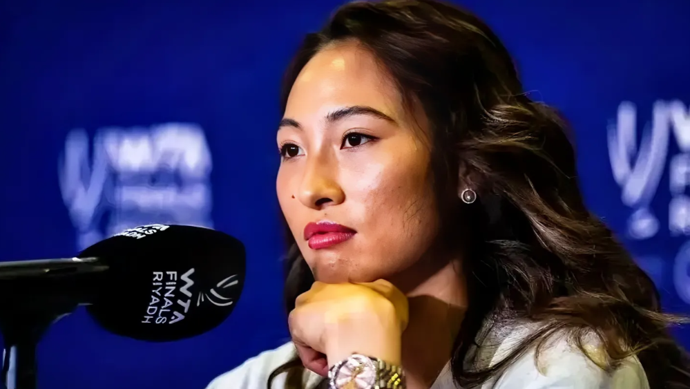 郑钦文0-2萨巴伦卡！赛后她说了这3句肺腑之言……
1、这是我第一次参加年终总决