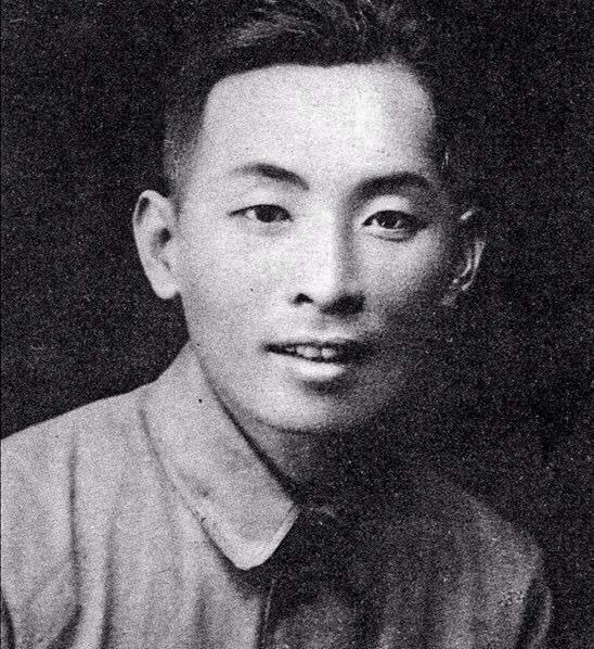 1933年6月的一天，叶飞在客栈等着接头，突然冲来几个特务将他扑倒，一个特务对着