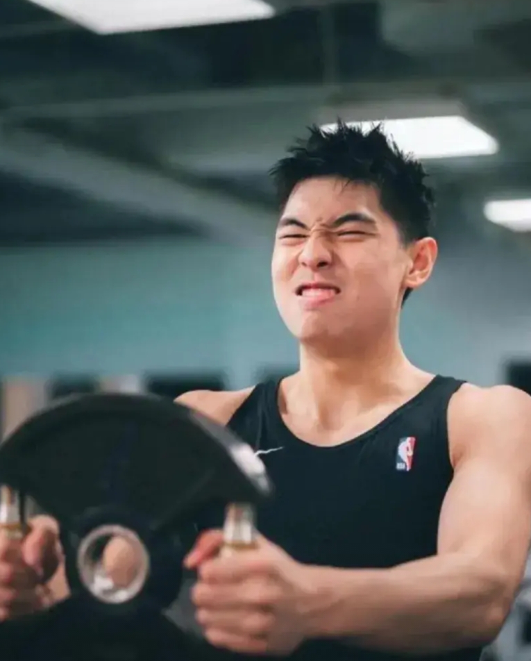 给崔永熙算一笔账，如果从生意角度看崔永熙的NBA之旅，他不但没有赚到钱，反而要倒