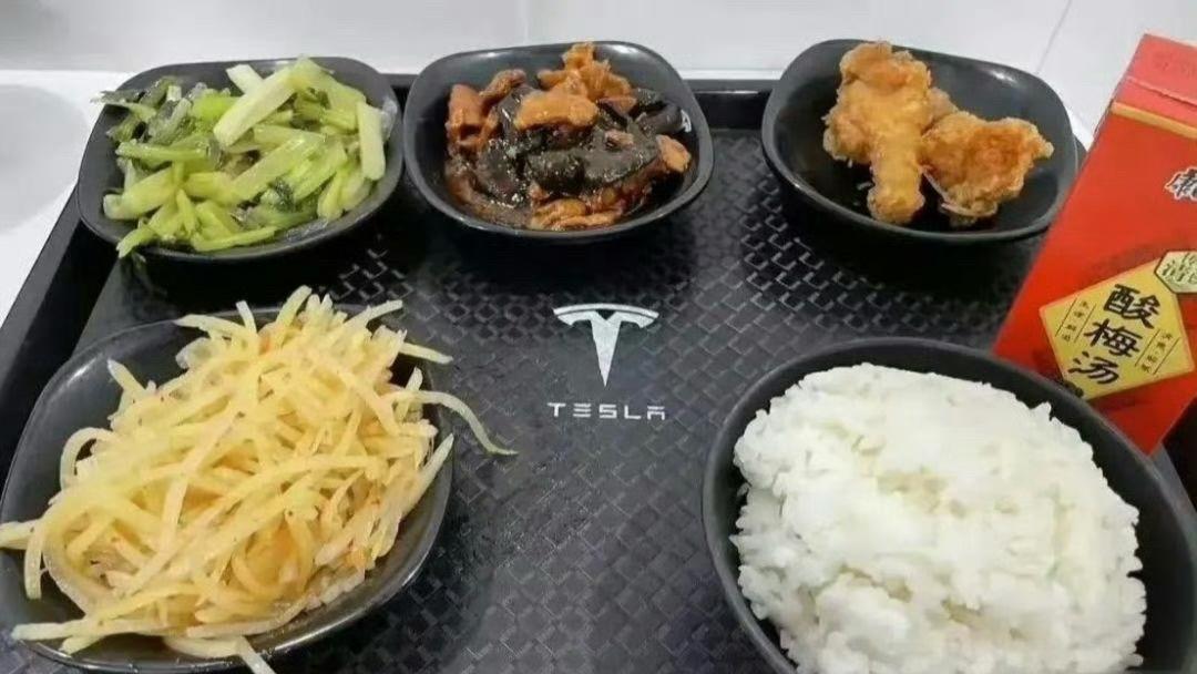 左边是特斯拉的食堂，右边是比亚迪的食堂！