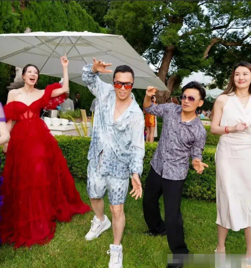 王宝强带着女友冯清为甄子丹庆祝生日。冯清首次公开亮相，她的外貌与女明星不相上下，