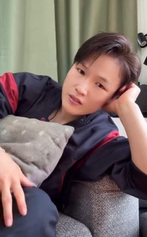 在竞技场上，运动员们常常为自己的目标奋力拼搏，展现出了惊人的斗志与毅力。观众们聚