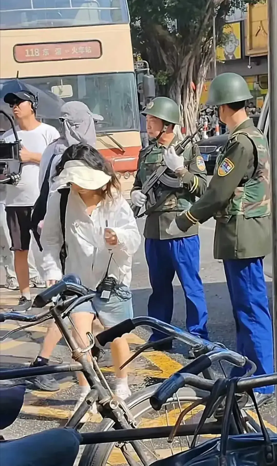 街头偶遇剧组拍戏，这个演员看起来好眼熟