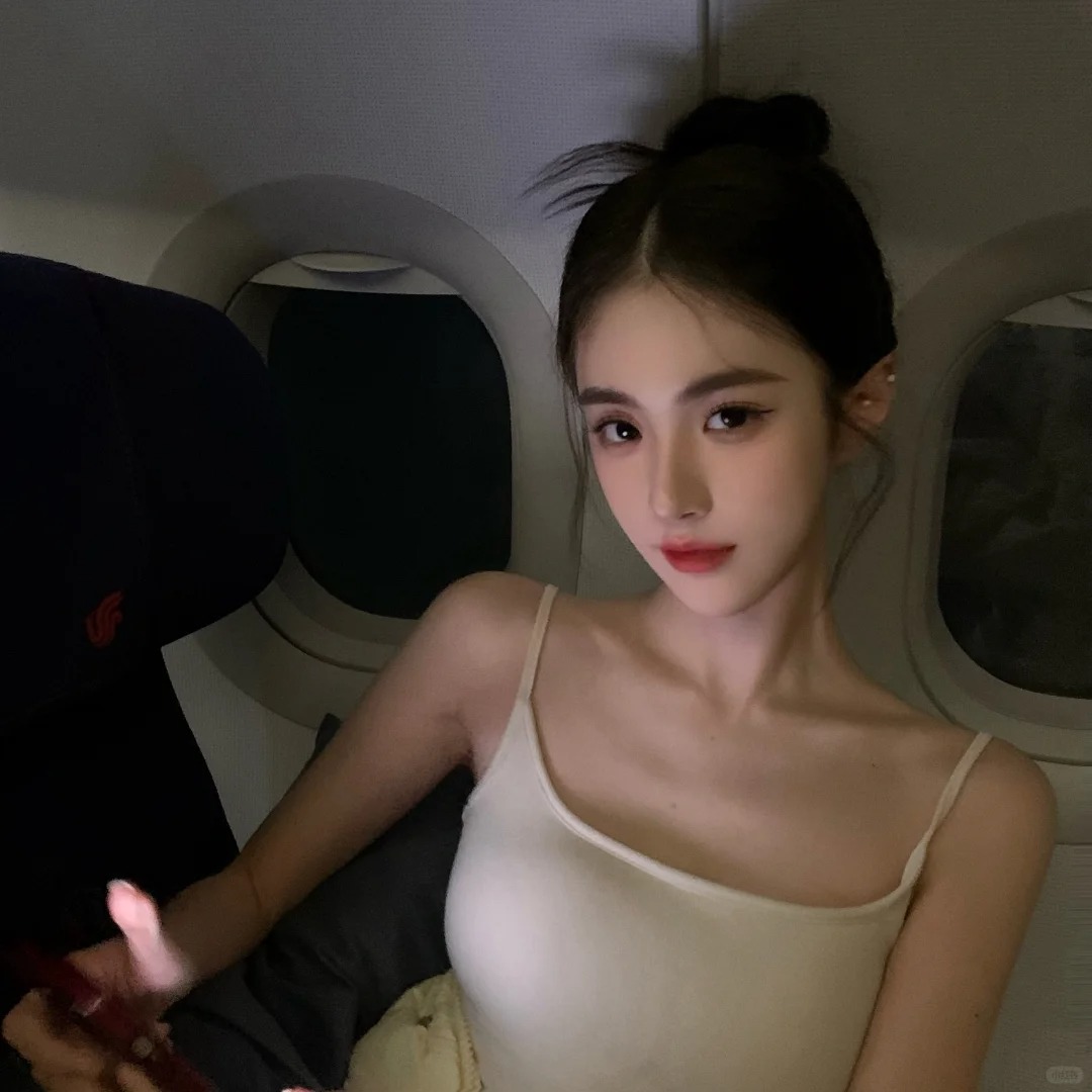 飞机上…
短途飞行很难睡着
只能拍拍照啦