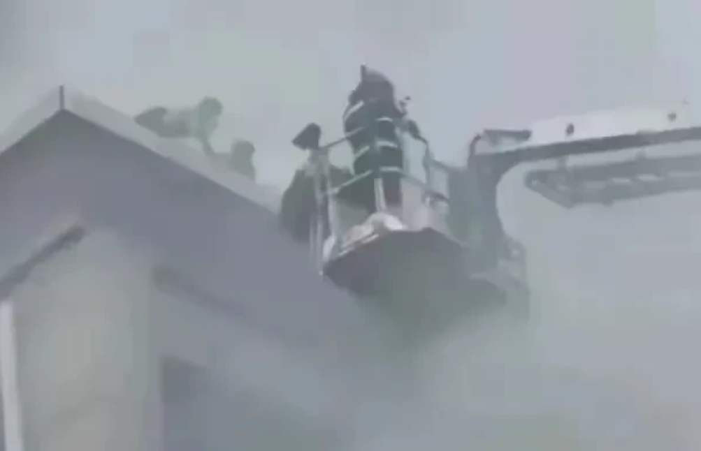 一夜醒来，遇难者从8人增加到16人！
这都是一条条鲜活的生命啊。
20辆消防车，