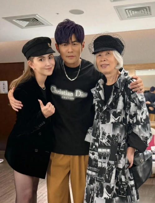 周杰伦，真的让人慕了慕了！他站在人生的高光之处，一边是辉煌的事业，演唱会场场爆满