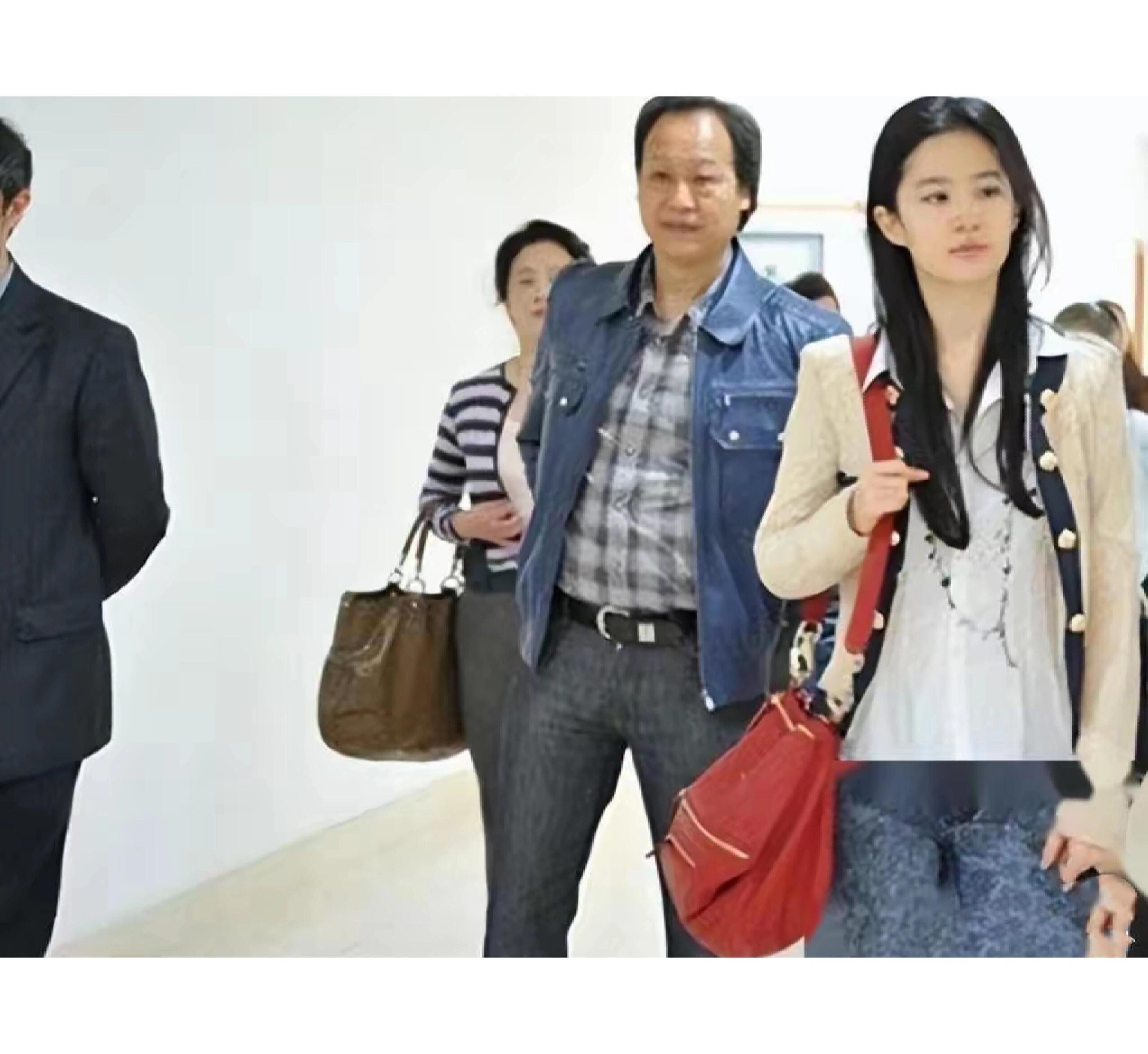 刘亦菲深夜的发文，展现了她温馨的家庭氛围