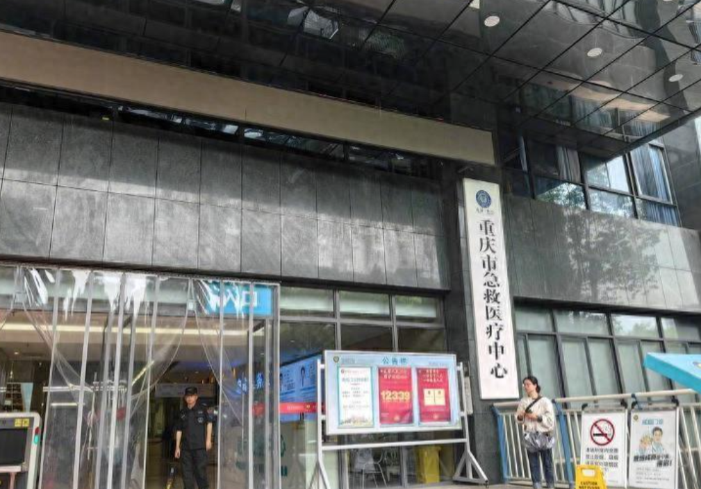 4月15日下午，重庆一位孕妇在轻轨3号线南坪站出入口扶梯处，被掉落的多块墙体瓷砖