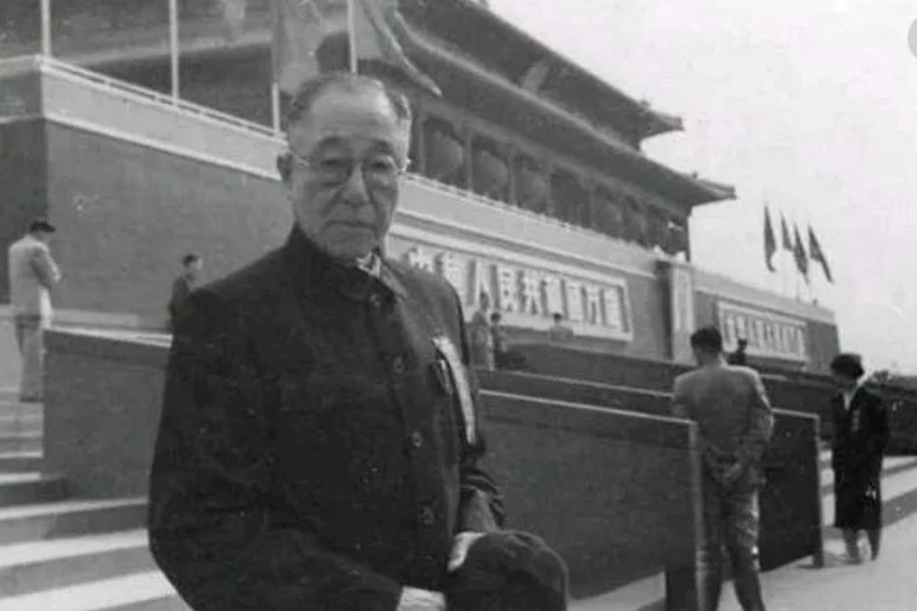 1950年，《婚姻法》要求一夫一妻制，溥仪的七叔载涛却犯了愁，他有3个小妾，每个