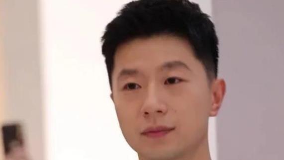 马龙到了洛杉矶，戴渔夫帽穿针织衣，简单清爽，像邻家大哥哥