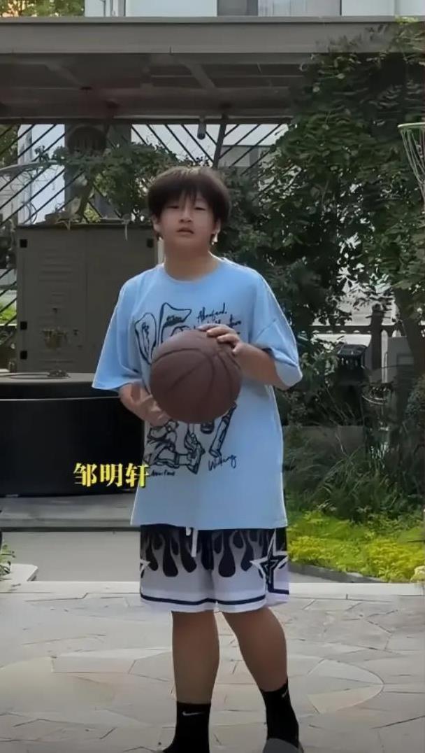 #邹明轩为妈妈冉莹颖发声# 冉莹颖近日发视频否认败家，诉苦自己1年没买衣服6年没