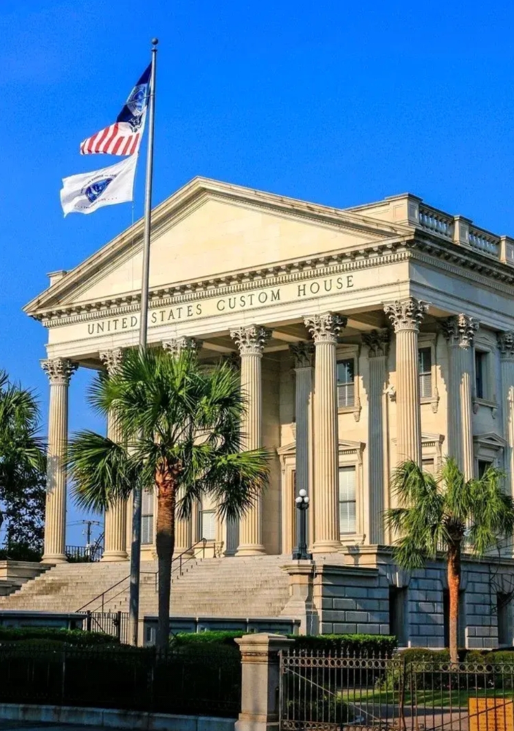 拜登卸任后，还能享受哪些总统福利：

1、第一个：虽然不做总统了，但是他与他的家