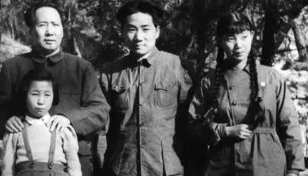 2022年1月7日，毛岸英遗孀刘思齐的追悼会上，毛新宇突然情绪失控，泪水夺眶而出