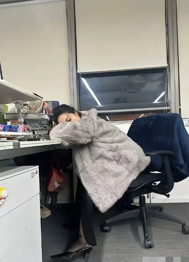 如果你是老板，遇到这种上班时间喜欢睡觉的女员工，你会怎么办？
