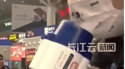 “这个高铁站长火了！”女孩亲人突然去世，但她改签不到车次，来不及见家人最后一面，