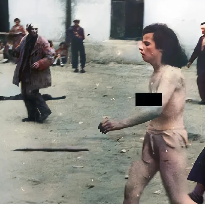 光天化日，稀奇稀奇真稀奇！！！
这名男子在干什么？
火急火燎的是要去干什么？
路