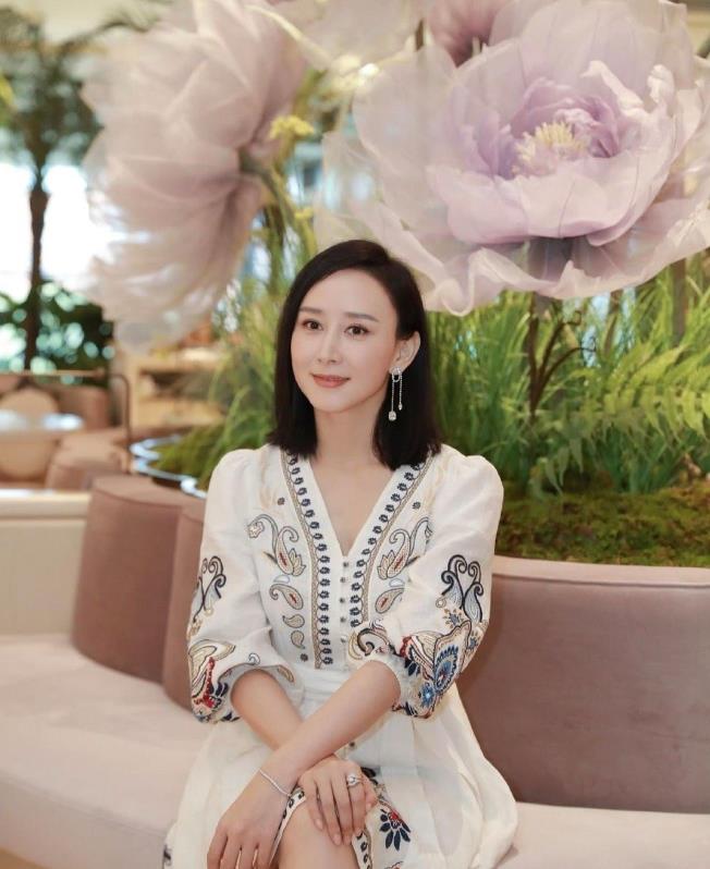 胡静绽放自然光彩的容貌，这才是漂亮的代表！