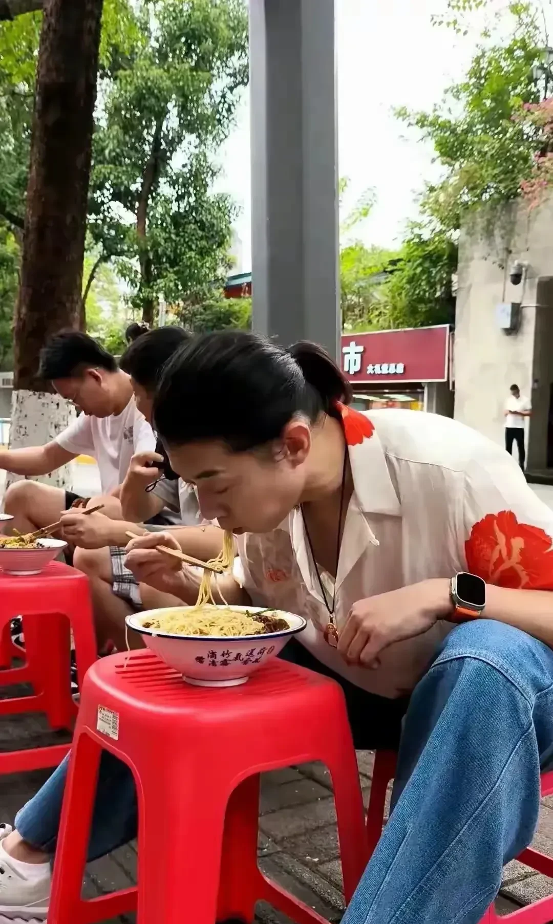 霍尊，没想到啊，
现在的他这么接地气，
完全没有了明星架子，
坐在街边吃一碗平平
