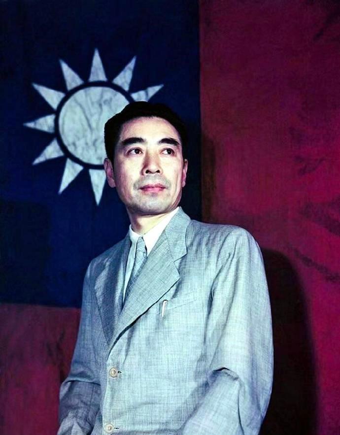 位居民国四大美男之首的周总理身穿西装英姿勃发、气质无与伦比。
1946年，国共谈