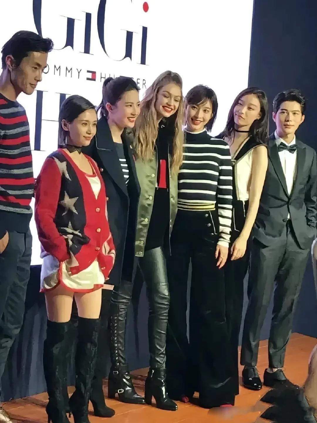 被王子文的自信震撼到了‼️
王子文和一众明星们的合照。

猜不出王子文的身高到底