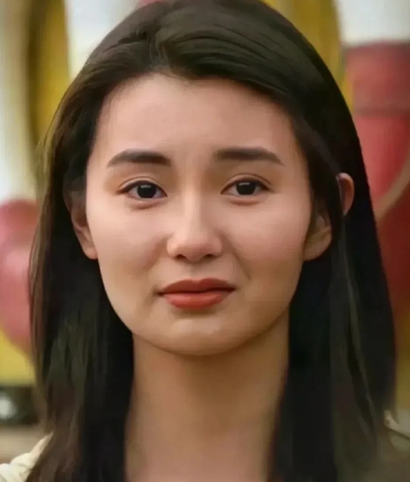 张曼玉的3段轰轰烈烈的爱情：
第一段：导演尔冬升
1987年，张曼玉23岁，尔冬