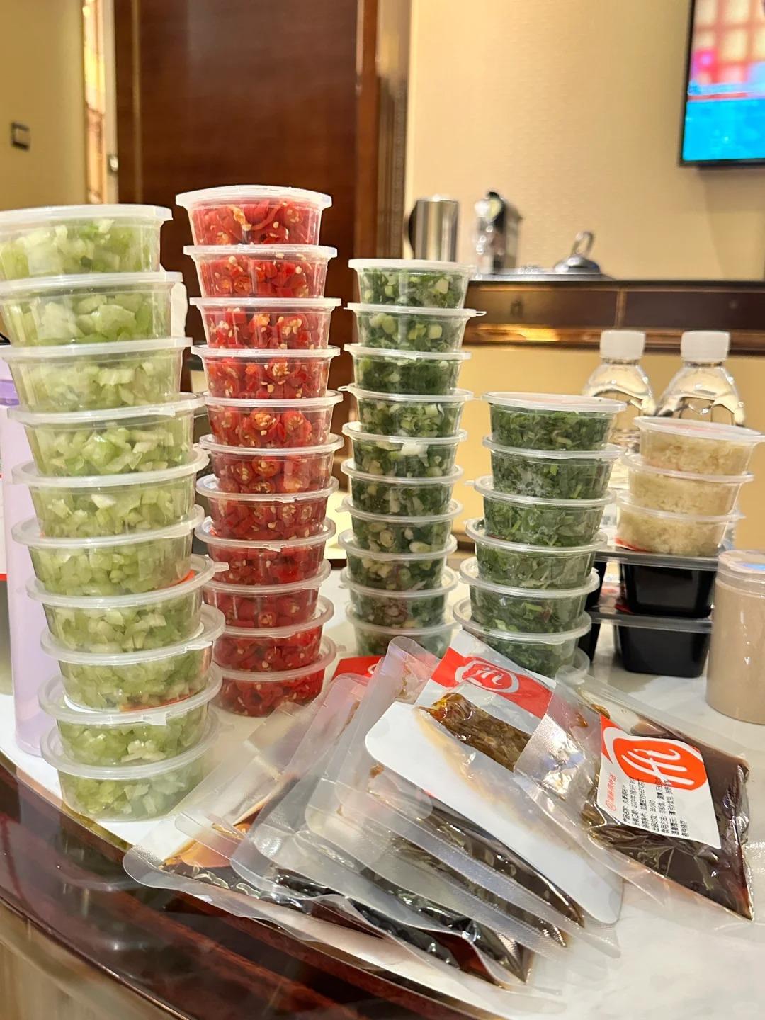 海底捞，你真的…
给了我10盒芹菜，10盒葱，11盒小米辣，7盒香菜和若干调味汁