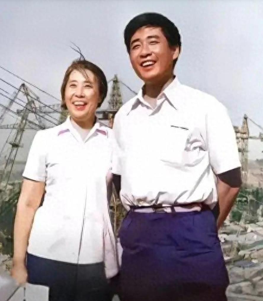 20 世纪 70 年代，王光美与儿子刘源留下的合影，承载着岁月的痕迹。刘源眼中的